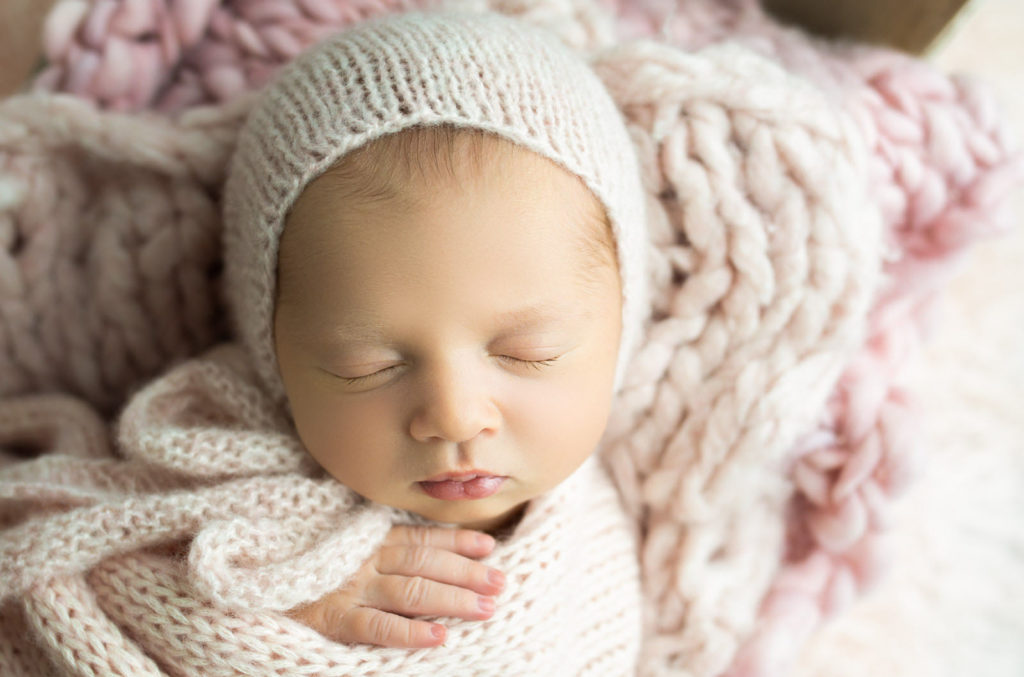 7 No-stress newborn photography tips to keep baby and parents relaxed